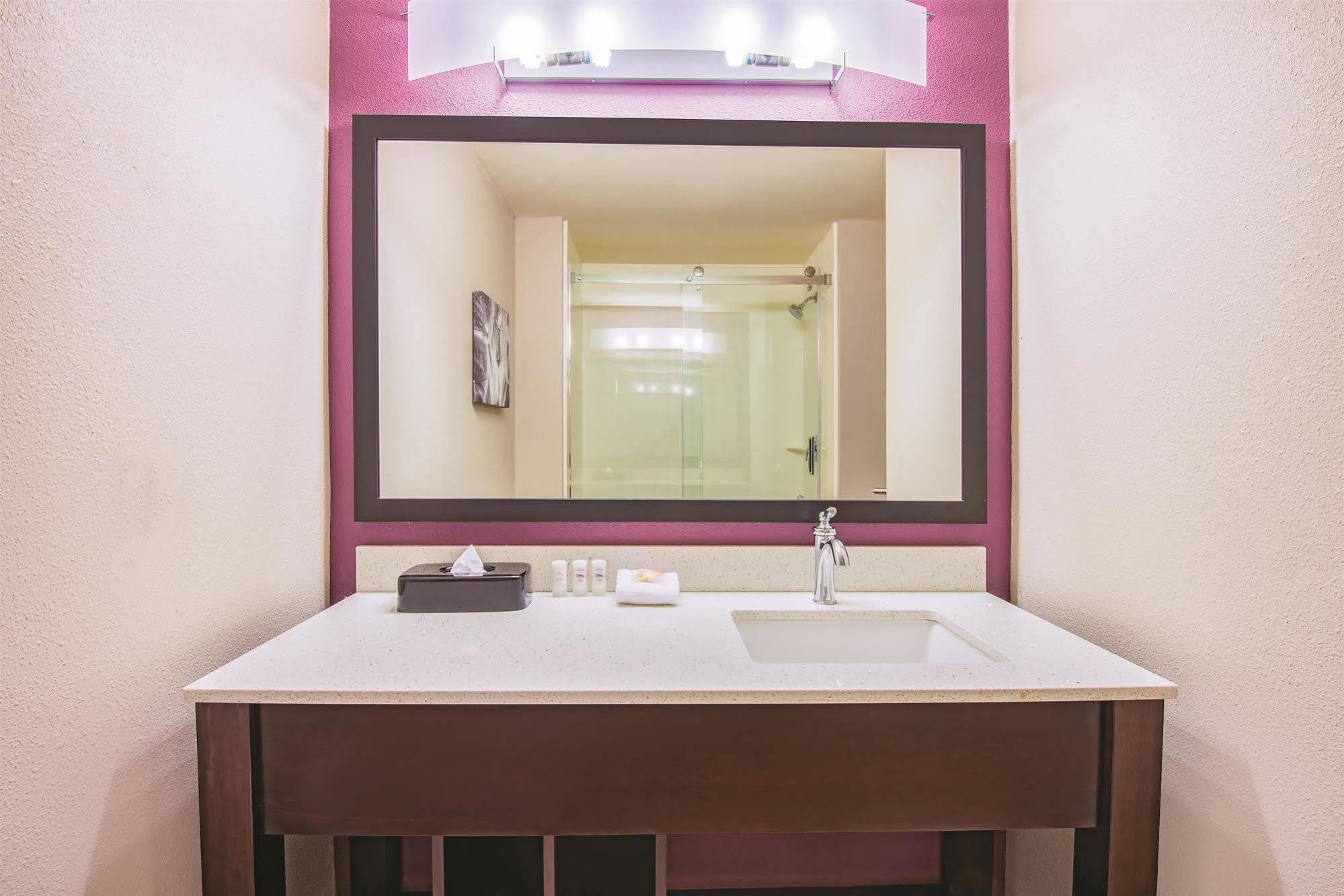 La Quinta By Wyndham York Hotel Bagian luar foto