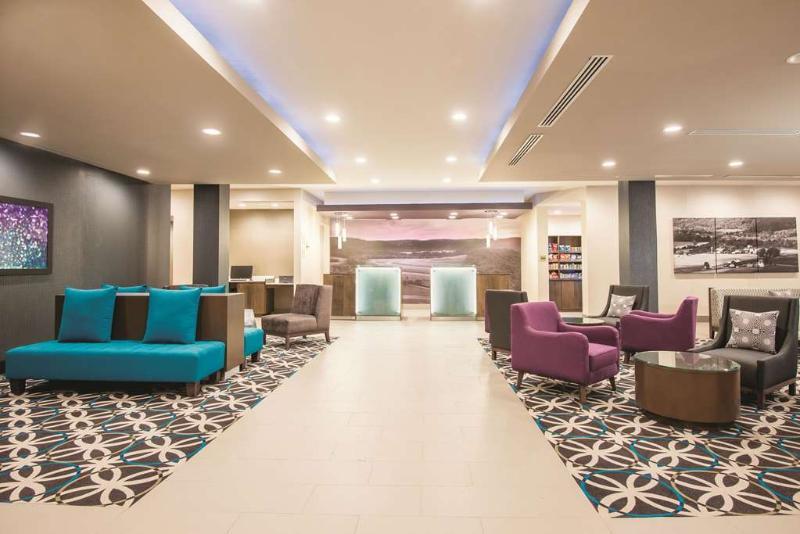 La Quinta By Wyndham York Hotel Bagian luar foto