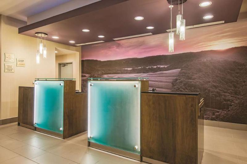 La Quinta By Wyndham York Hotel Bagian luar foto